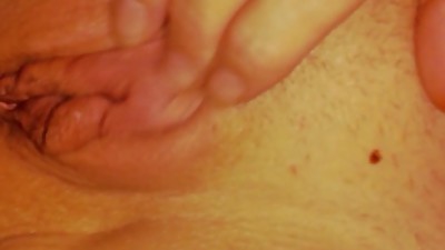 Milf rubs her clit for the camera