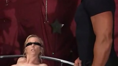 Gefesselt und mit verbundenen Augen