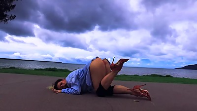 Sexy hot blonde MILF twerks her big ass