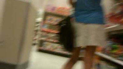 Gorgeous tanned MILF upskirted