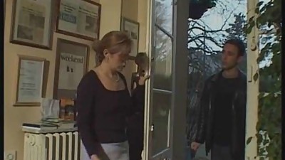 Sylvie 19 ans chez ses Parents ...