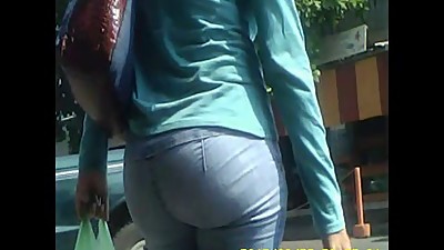 VECINA NALGONA MIGF EN EL MERCADO.