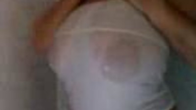 AMATORIALE TETTONA SOTTO LA DOCCIA