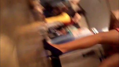 UPSKIRT EN CAJERO DEL CINE.