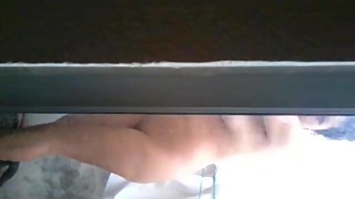 mi joven tia astrid se ducha en el patio