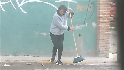 agarra bien el palo barriendo