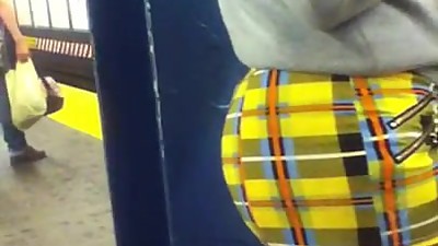 Nice candid booty milf in shorts