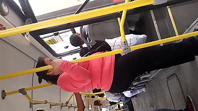 Abuela mega culona en bus