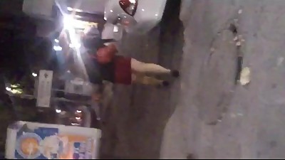 En la calle siguiendo a una puta