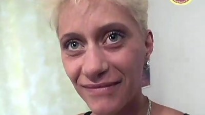 Mature gets dildoed before facial