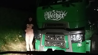 seins nus sur le parking