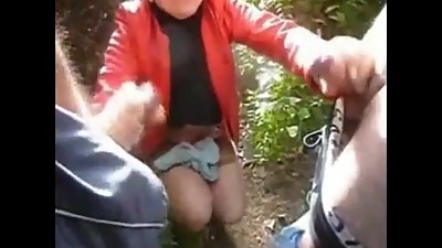 soumise a un groupe de promeneurs