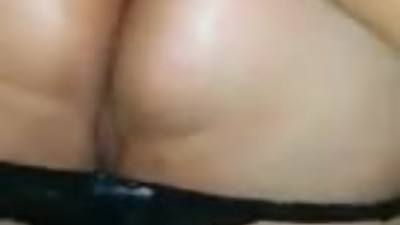 Enter the fingers in the anus big lady