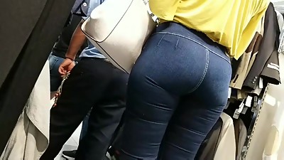 Madura con tremendo culo levi's